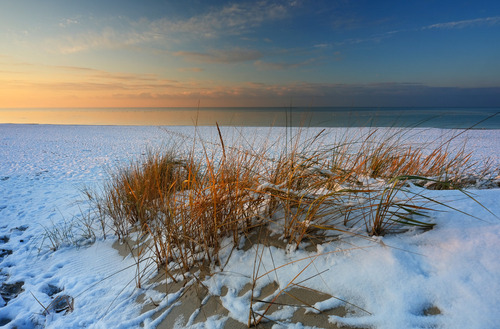 Zimowy Krajobraz wybrzeża Morza Bałtyckiego, Kołobrzeg,Polska.