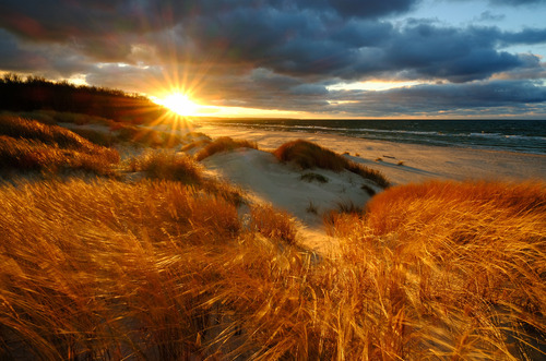 Wydmy na wybrzeżu Morza Bałtyckiego, w promieniach zachodzącego słońca, Kołobrzeg, Polska