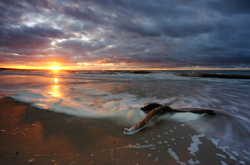 Zachód słońca nad wybrzeżem Morza Bałtyckiego, Kołobrzeg, Polska