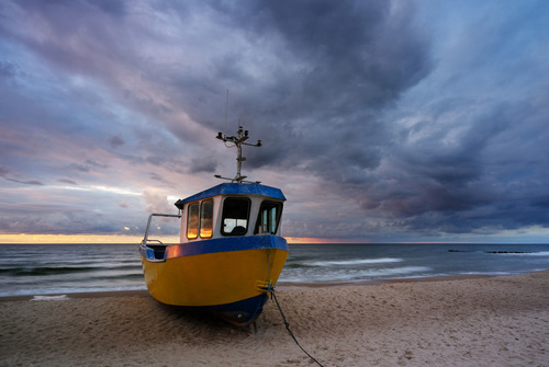 Krajobraz wybrzeża Morza Bałtyckiego,łódz rybacka na plaży w Rewalu, Polska.