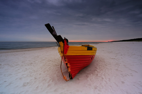 Krajobraz wybrzeża Morza Bałtyckiego,łódz rybacka na plaży w Dębkach, Polska.