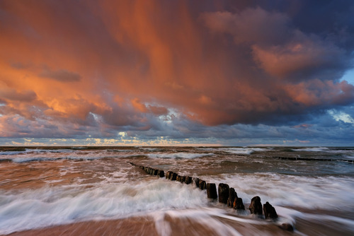 Krajobraz wybrzeża Morza Bałtyckiego, w pięknych kolorach zachodzącego słońca, Ustronie Morskie,Polska