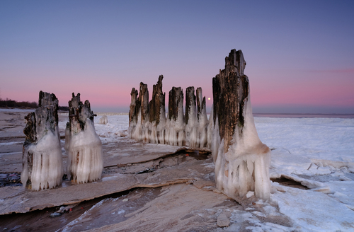 Mroźny poranek nad wybrzeżem Morza Bałtyckiego, Kołobrzeg, Polska.