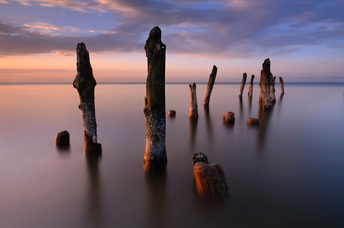 Stary falochron na wybrzeżu Morza Bałtyckiego, Kołobrzeg, Polska.