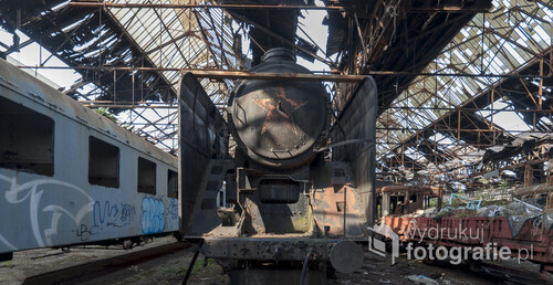 Opuszczone cmentarzysko pociągów Istvántelek w Budapeszcie to tzn. Red Star Train Graveyard. Nazwa ta pochodzi od ogromnej radzieckiej lokomotywy, która jest jedną z kilkudziesięciu porzuconych wewnątrz ogromnej hali.  Zdjęcie wykonane aparatem Nikon D90, f/3.5, 200 s, ISO-100, 18 mm.