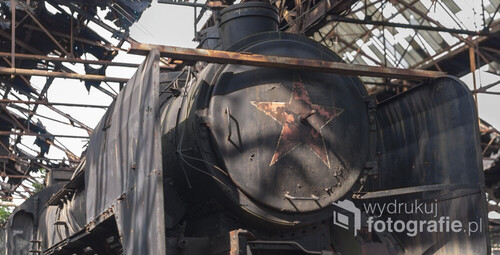 Opuszczone cmentarzysko pociągów Istvántelek w Budapeszcie to tzn. Red Star Train Graveyard. Nazwa ta pochodzi od ogromnej radzieckiej lokomotywy, która jest jedną z kilkudziesięciu porzuconych wewnątrz ogromnej hali.  Zdjęcie wykonane aparatem Nikon D90, f/1.4, 800 s, ISO-100, 50 mm.