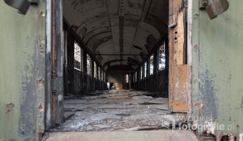 Opuszczone cmentarzysko pociągów Istvántelek w Budapeszcie to tzn. Red Star Train Graveyard. Nazwa ta pochodzi od ogromnej radzieckiej lokomotywy, która jest jedną z kilkudziesięciu porzuconych wewnątrz ogromnej hali.  Zdjęcie wykonane aparatem Nikon D90, f/3.5, 30 s, ISO-100, 18 mm.