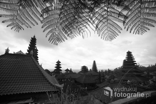 Pora monsunowa w Indonezji oznacza niemal nieustanną obecność ciężkich chmur na niebie. Tworzą one melancholijny nastrój, widoczny w tej świątyni.