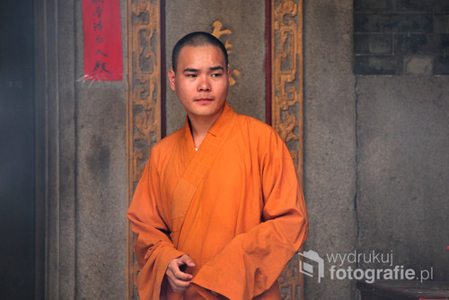 Mnich w buddyjskiej świątyni w Kantonie.