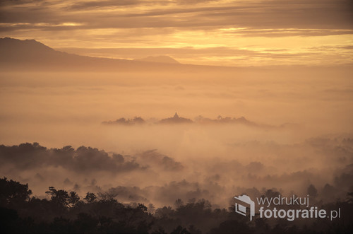 Wschód słońca z widokiem na buddyjską świątynię Borobudur i wulkan Merapi - Jawa, Indonezja 2016