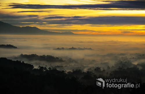 Wschód słońca z widokiem na buddyjską świątynię Borobudur i wulkan Merapi - Jawa, Indonezja 2016
