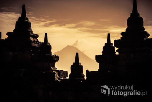 Buddyjska świątynia Borobudur i wulkan Merapi w tle - Jawa, Indonezja 2016