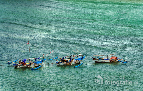 Łódki na Oceanie Indyjskim na południowym wybrzeżu Jawy, Indonezja 2016