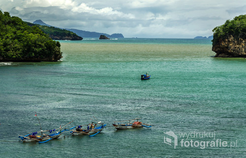 Łódki na Oceanie Indyjskim przy południowym wybrzeżu Jawy, Indonezja 2016