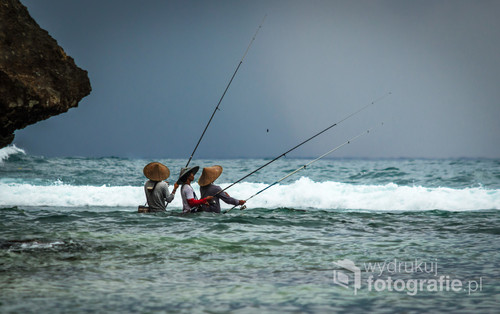 Rybacy przy plaży Padang Padang.
Bali, Indonezja 2016.

Zdjęcie wyróżnione tytułem 