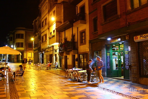 Zgubiwszy klucz do wynajętego pokoju w Hiszpani, mając tylko aparat i 2.50 euro poszedłem na nocny spacer ulicami Oviedo. noc spędziłem na robieniu zdjęć żeby rano znaleźć klucz zaczepiony o wełniany sweter.