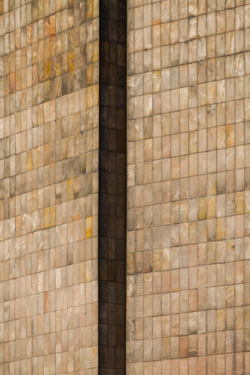 Fotografia z cyklu Warszawski Modernizm - Detale. 
Zdjęcie przedstawia fragment zachodniej elewacji Biblioteki Narodowej. Budynek został zaprojektowany przez Stanisława Fijałkowskiego i oddany do użytku w 1976 roku.