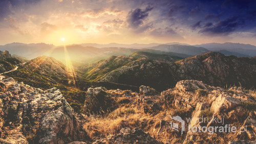 Kadr przedstawia wschód słońca na przełęczy Św. Eustachego, niedaleko góry San Petru. 