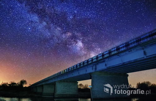 Zdjęcie przedstawia naszą galaktykę (Drogę Mleczną) wznoszącą się nad mostem na Narwi w okolicy miejscowości Wizna, woj. podlaskie. 
Most podświetlałem  latarką LED.