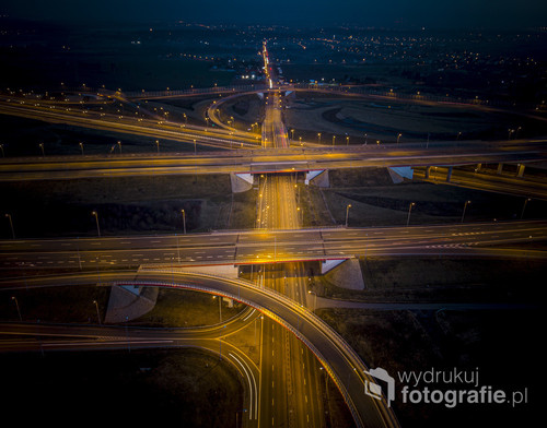 Fotografia przedstawia połączenie dwóch autostrad z miastem. 