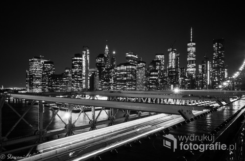 Zdjęcie zrobione z dłuższym czasem naświetlania na Brooklyn Bridge z widokiem na nocny Manhattan