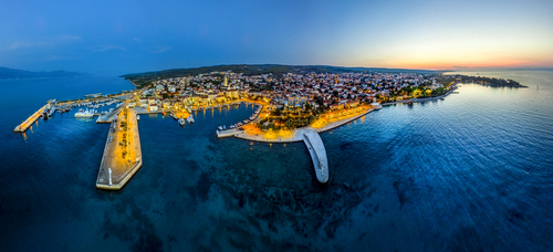 Panorama HDR 240 stopni na wyspę Brać, port i miasto Supetar w Chorwacji. Panorama złożona z 90 zdjęć. Doskonale prezentuje się na ścianie w biurze lub mieszkaniu w dużym formacie nawet 2m 