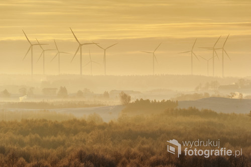 Fotografia przedstawia suwalski park wiatrowy widziany z Turtula - siedziby Suwalskiego Parku Krajobrazowego. Została wykonana w styczniu 2017 roku.