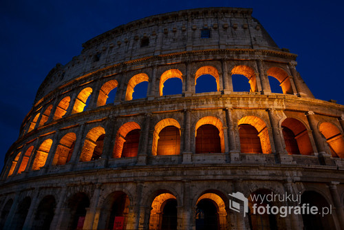 Fotografia przedstawia rzymskie koloseum. Została zrobiona po zachodzie słońca w czerwcu 2018.