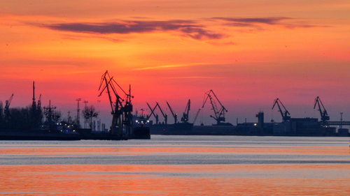 wschód słońca na tle portu Gdynia