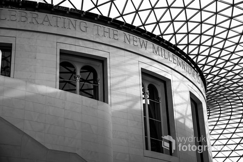 Zdjęcie przedstawia wewnętrzny hol w British Museum.