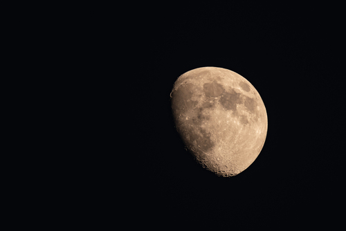 Fota księżyca powstała za pomocą Nikon D500 i sigmy 150-600C.