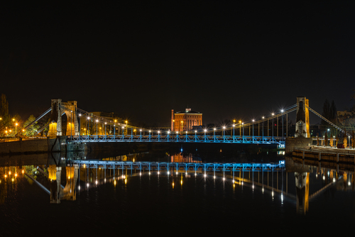 Most Grunwaldzki nad rzeką Odrą w Wrocławiu z fotografowany wieczorową porą .
Ten widok na most Grunwaldzki można oglądać z mostu Pokoju przy Muzeum Narodowym .