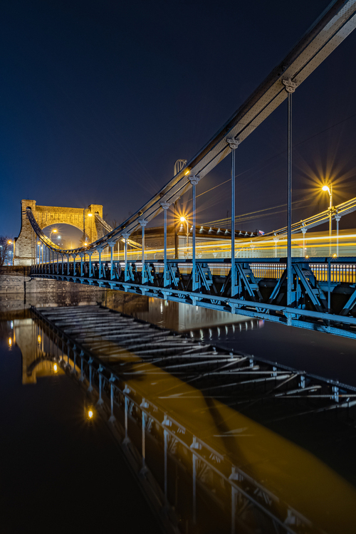 Most Grunwaldzki nad rzeką Odrą w Wrocławiu z fotografowany wieczorową porą .
