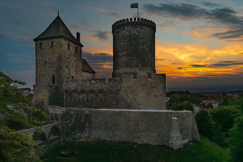 
Zamek Będziński – średniowieczna warownia obronna wzniesiona w połowie XIV wieku przez Kazimierza Wielkiego w systemie tzw. Orlich Gniazd w Małopolsce, 4,5 km od granicy ze Śląskiem, na wzgórzu nad Czarną Przemszą; wielokrotnie niszczona, odbudowana w 1956.