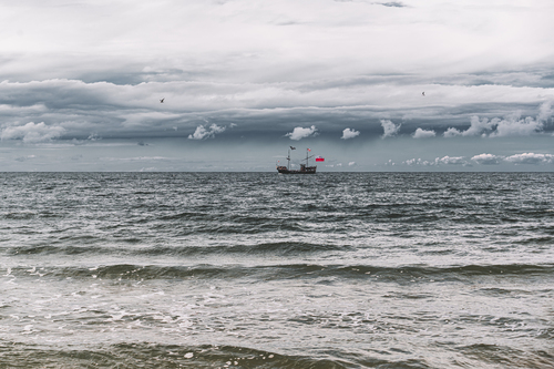 Fotografia powstała na plaży w Chłopach .
W oddali widać statek turystyczny .