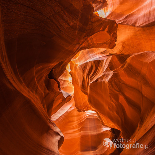 Antylope Canyon na terenie rezerwatu plemienia Navaho w Arizonie, USA. W charakterystycznym kolorystycznie dla tego terenu piaskowcu woda przez miliony lat wyrzeźbiła szczeliny. Tworzą one  niepowtarzalne kształty i fascynują swoim urokiem. 