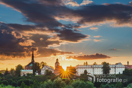 Zdjęcie przedstawia urokliwy zachód słońca na tle Sandomierza.