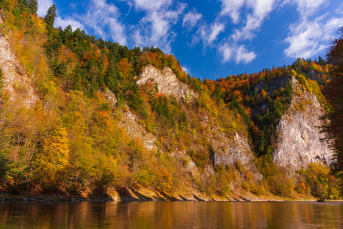 Zdjęcie prezentuje jesień w Pieninach, podczas Spływu Dunajcem. Pieniny
