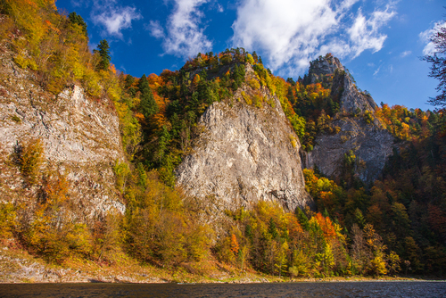 Zdjęcie prezentuje jesień w Pieninach, podczas Spływu Dunajcem.
