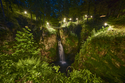 Piękna sceneria wodospadu Wilczki w Międzygórzu letnią, ciepłą nocą.                               