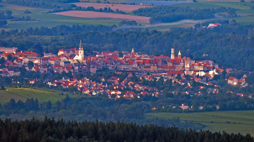 Wieczorna panorama Bystrzycy Kłodzkiej z Jagodnej w Górach Bystrzyckich