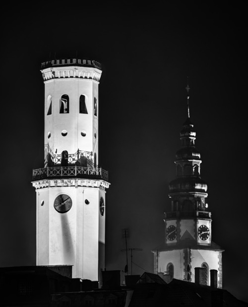 Nocny widok na wieżę ratuszową i kościelną w Bystrzycy Kłodzkiej z Góry Parkowej.