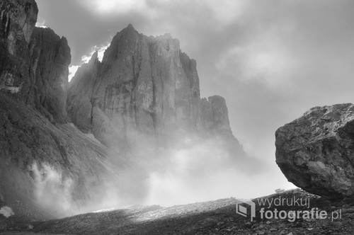Zdjęcie wykonane w dolinieVal Pradidali we Włoskich Dolomitach (podgrupa Le Pale di San Martino w sierpniu 2010r. około godziny 10 z minutami. 
W górę doliny szybko wędrowała mgła napotykając intensywne już o tej porze dnia światło słoneczne. W tle majestatyczny bastion Cimy Canali, jednej z najbardziej imponujących form skalnych nie tylko grupy Pala, ale całych Dolomitów. 
