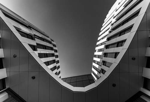 Fotografia przedstawia fragment jednego z budynków biurowych w Warszawie