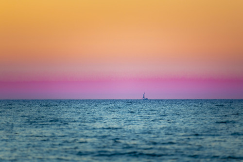 Zachód słońca na Bałtykiem. Chciałbym być na tej łódce wtedy ;)