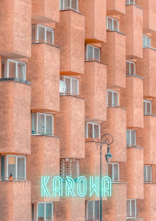 Modernistyczny budynek mieszkalny w Warszawie