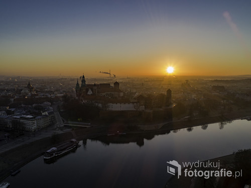Lutowy wschód słońca nad Zamkiem Królewskim na Wawelu.