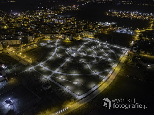Osiedle Przyjaźń w Tarnowskich Górach z nowym amfiteatrem - w nocy imponujący widok.