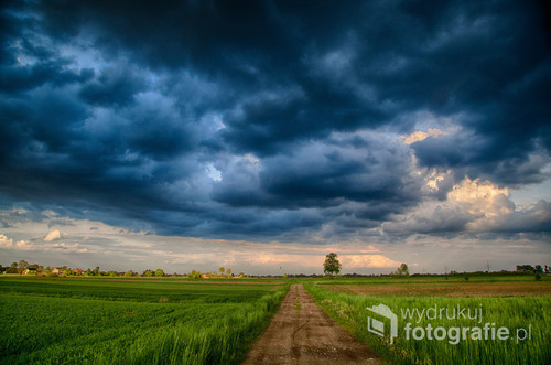 Chmury burzowe uchwycone w Grobli, w powiecie bocheńskim. Zdjęcie wykonane w technice HDR.