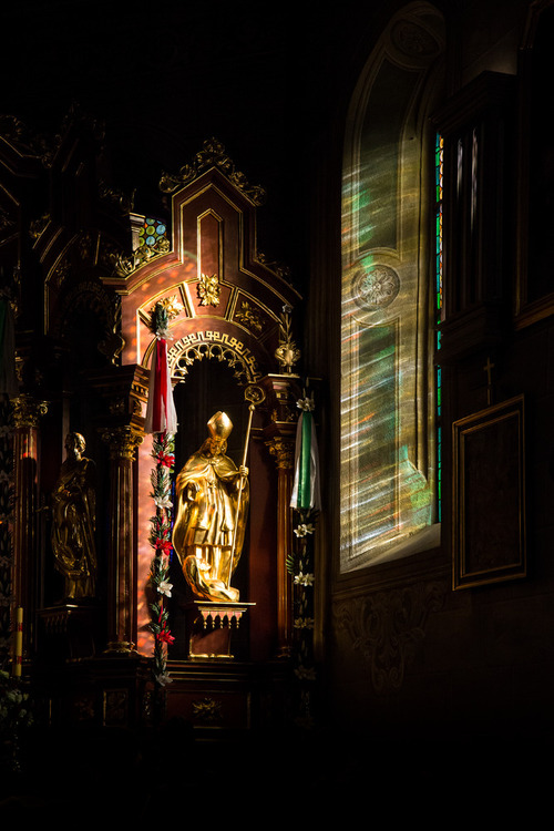Zdjęcie powstało, bo musiało :-) Zostało zrobione w kościele w Lipnicy Murowanej. Światło padające przez witraż, oświetlając cześć ołtarza stworzyło świetną kompozycję, które nie mogła zostać uwieczniona. I oto jest.